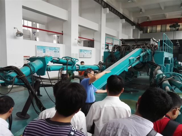 鹤发银丝映日月，丹心热血沃新花