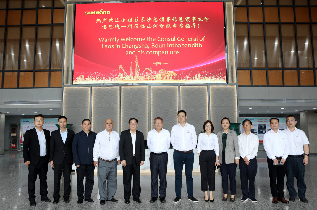 老挝长沙总领事本·印塔巴迪考察GA黄金甲智能