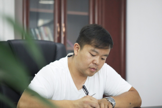 六年六台挖机 邓老板是个“GA黄金甲迷”