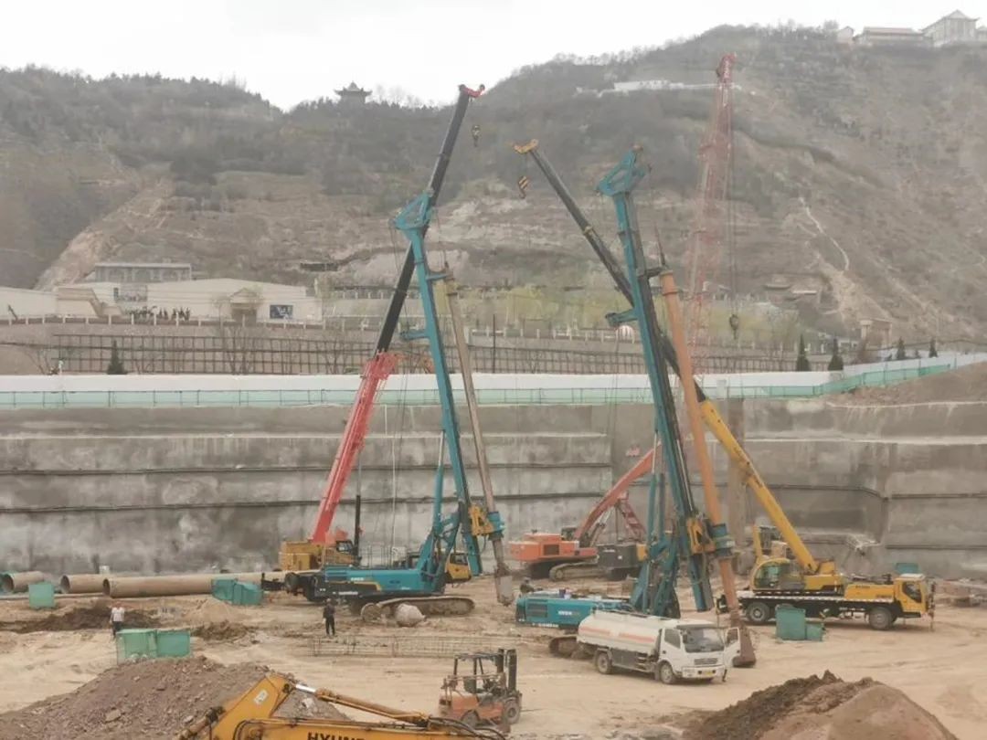 金戈铁马工程路 风雨无阻选GA黄金甲