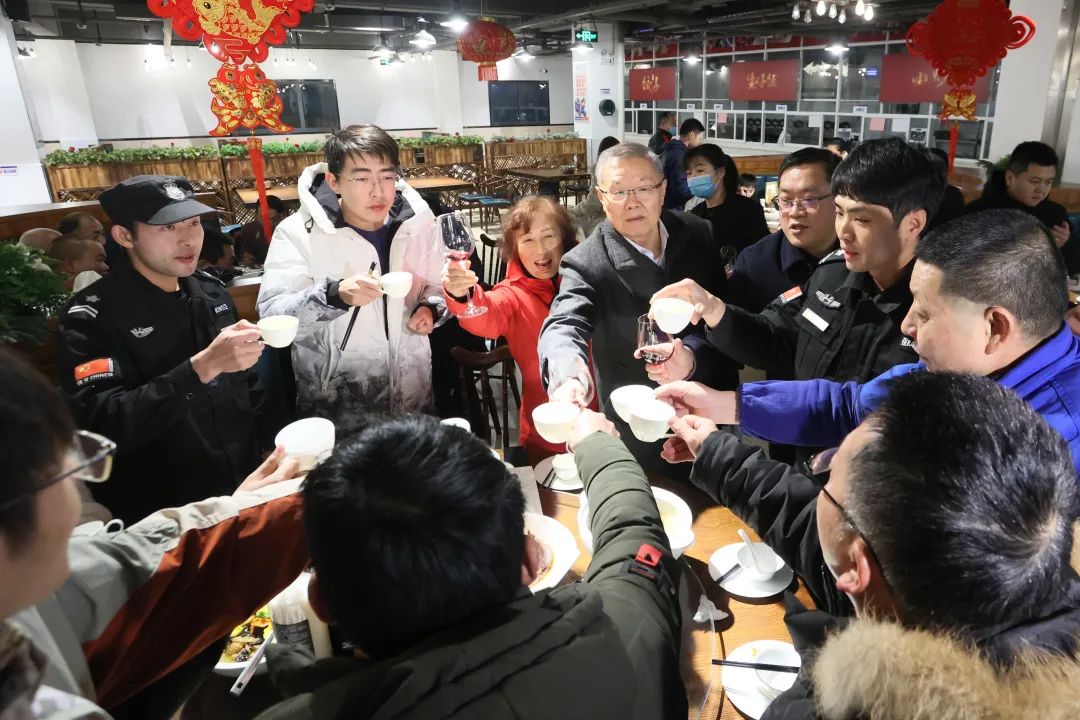 GA黄金甲智能董事长何清华与留厂员工一起过大年！