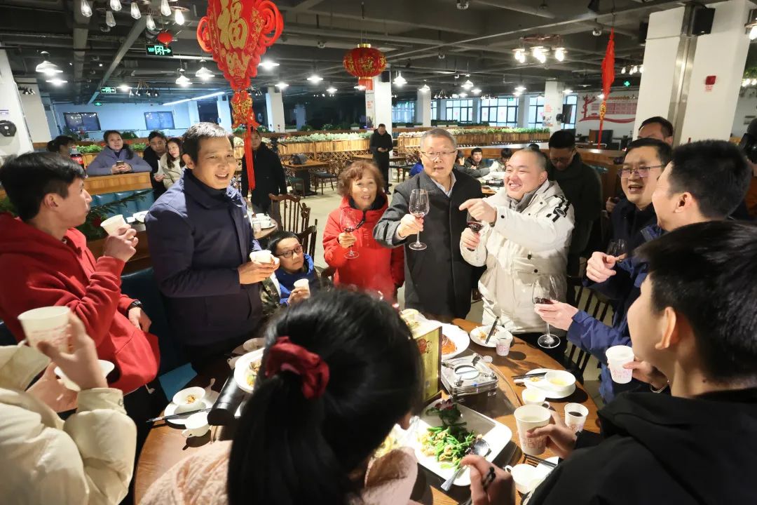 GA黄金甲智能董事长何清华与留厂员工一起过大年！