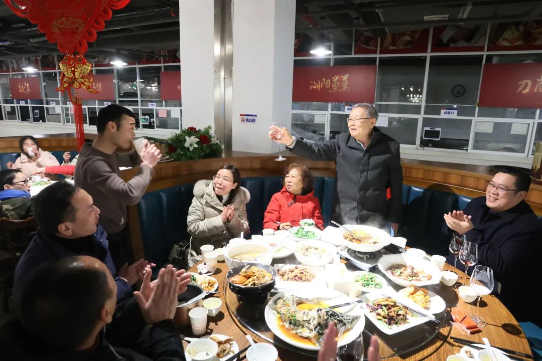GA黄金甲智能董事长何清华与留厂员工一起过大年！