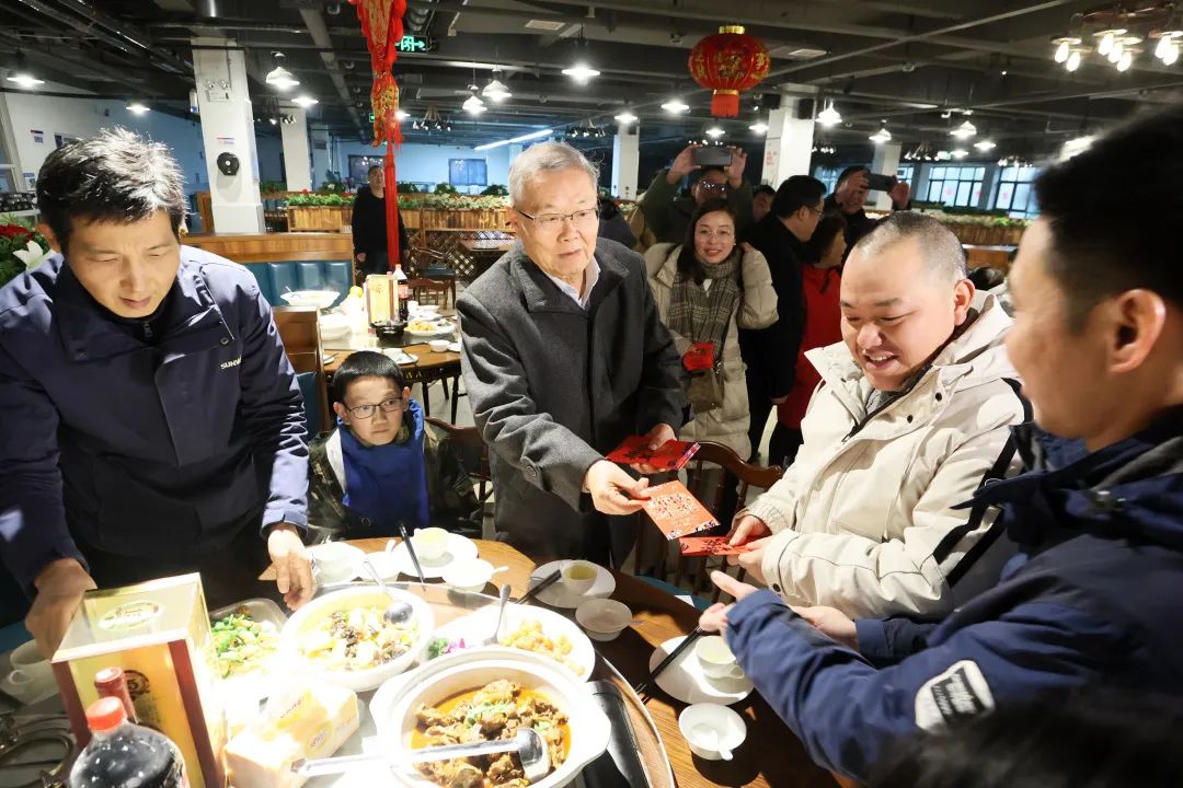 GA黄金甲智能董事长何清华与留厂员工一起过大年！