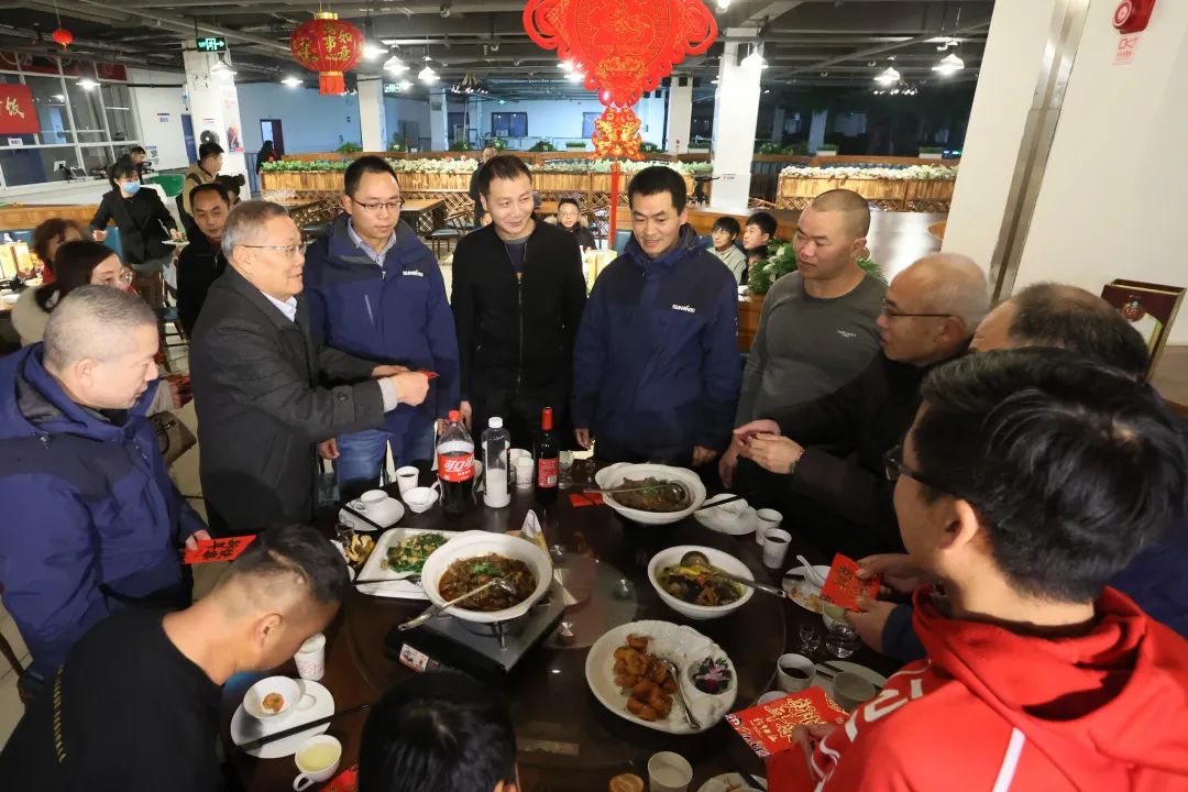 GA黄金甲智能董事长何清华与留厂员工一起过大年！
