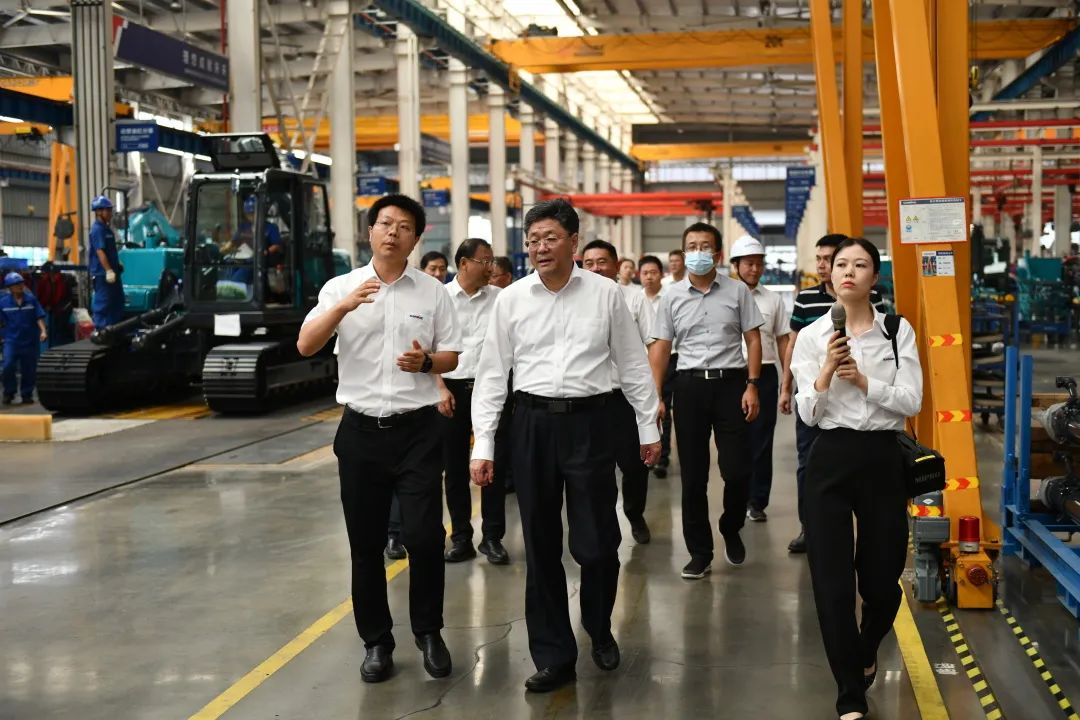 国家应急管理部郭治武局长一行考察GA黄金甲智能无人化应急救援装备