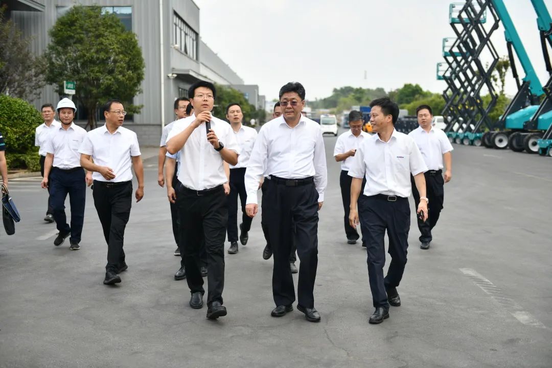 国家应急管理部郭治武局长一行考察GA黄金甲智能无人化应急救援装备