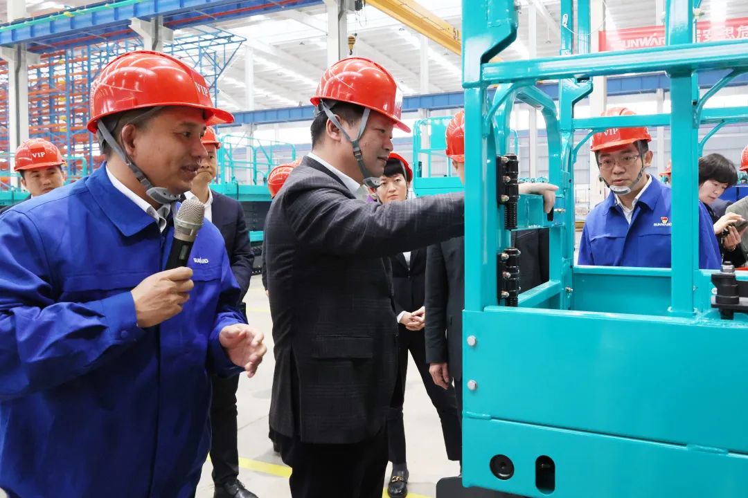 付旭明慰问GA黄金甲智能市三八红旗手并督导安全生产工作