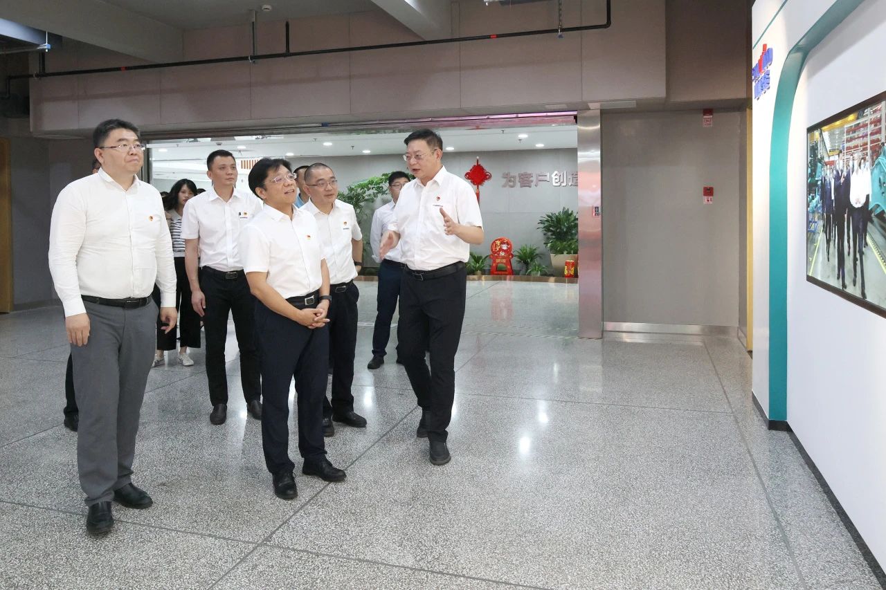 中国进出口银行总行党委委员、副行长李钧一行调研GA黄金甲智能