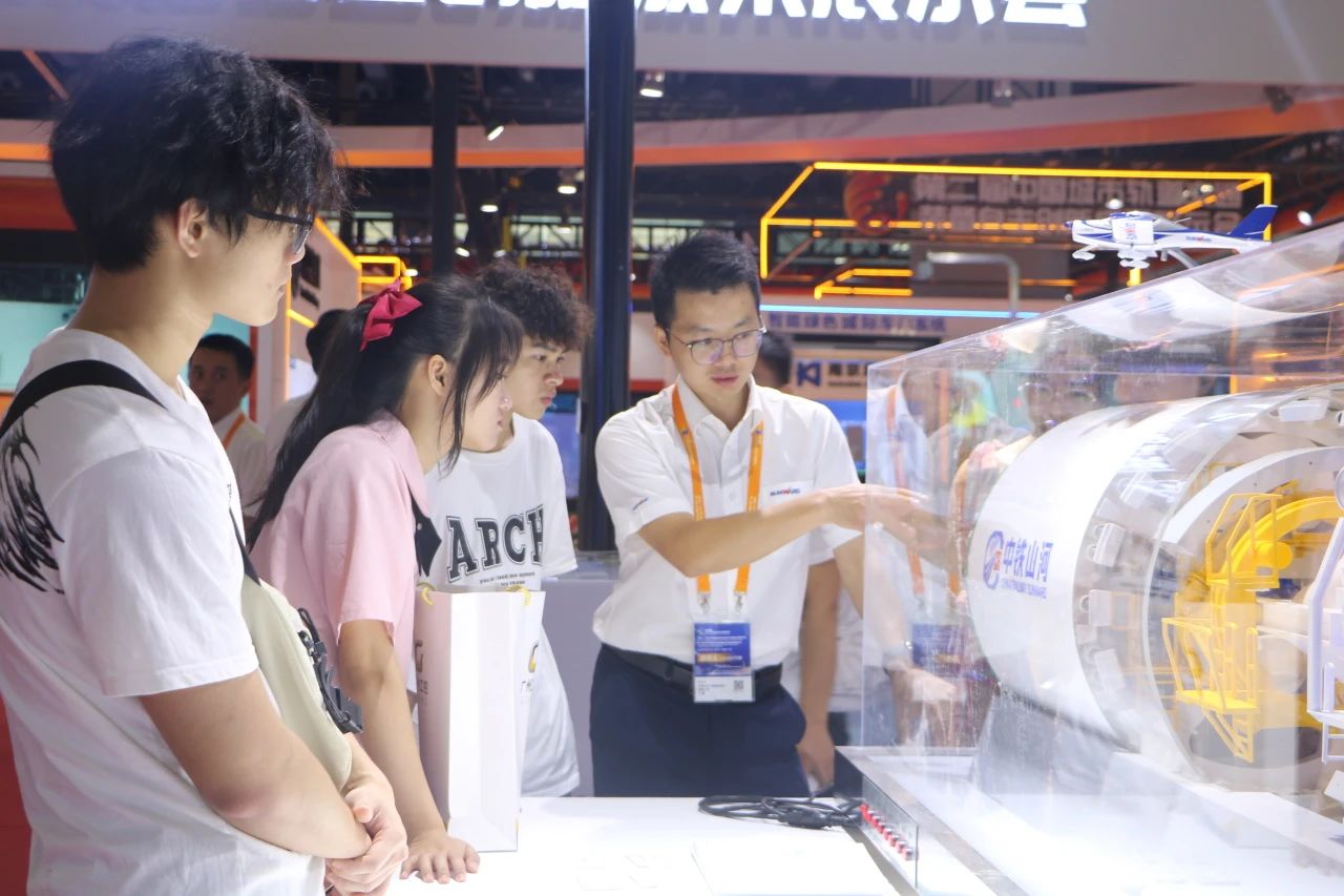 中铁GA黄金甲亮相首届广州大湾区国际轨道交通产业发展论坛暨展览会