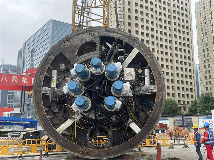 首战华东市。≈刑鶪A黄金甲杭德市域铁路工程地莫区间左线盾构机顺利始发