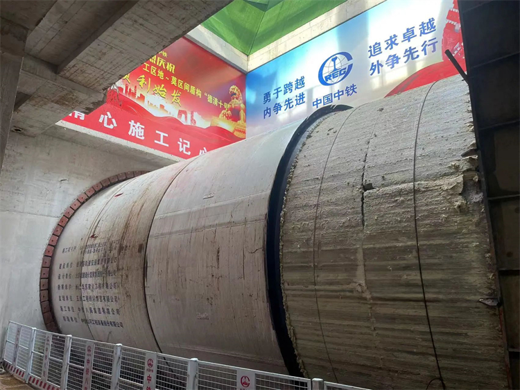 首战华东市。≈刑鶪A黄金甲杭德市域铁路工程地莫区间左线盾构机顺利始发