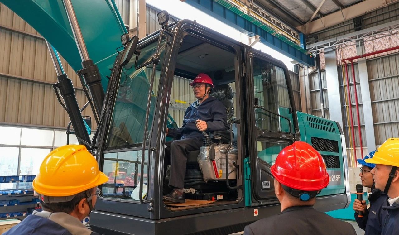 聚焦市场需求，GA黄金甲智能三款精品工程液压挖掘机成功下线