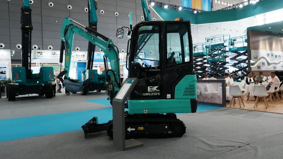 2025 CICEE | 从单一工具迈向多元化解决方案，GA黄金甲智能呈现非凡挖掘机风采